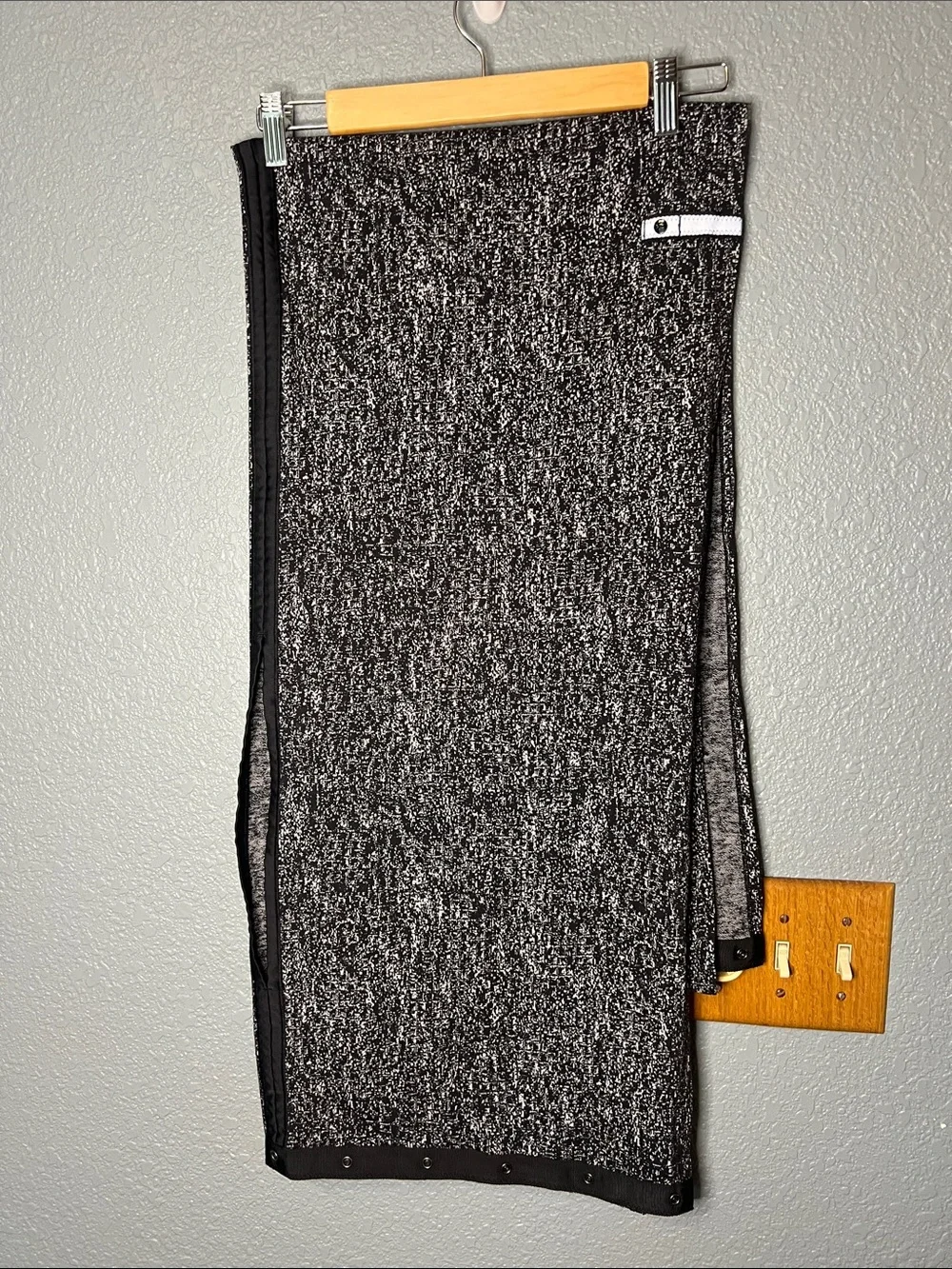 Lululemon Vinyasa Black White Infinity Scarf Wrap Snaps One Size